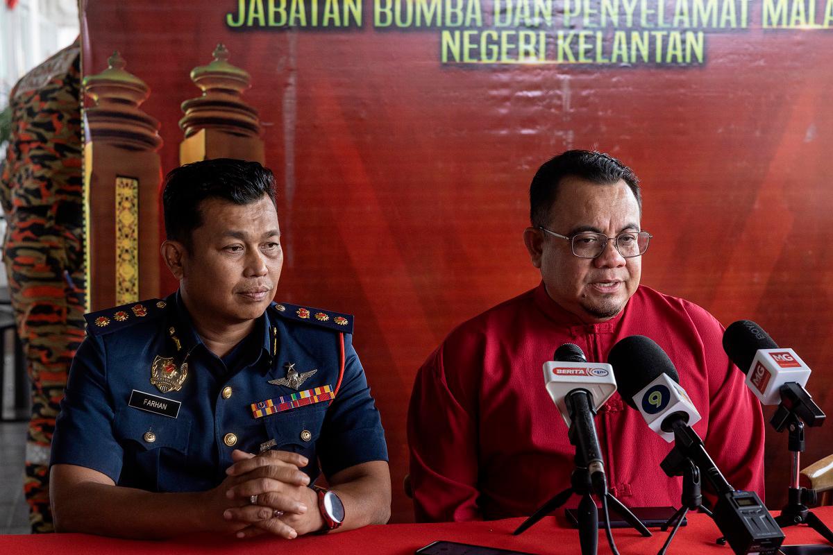 Kelantan Local Government, Housing, Health and Environment Committee chairman Hilmi Abdullah (R). - BERNAMApix