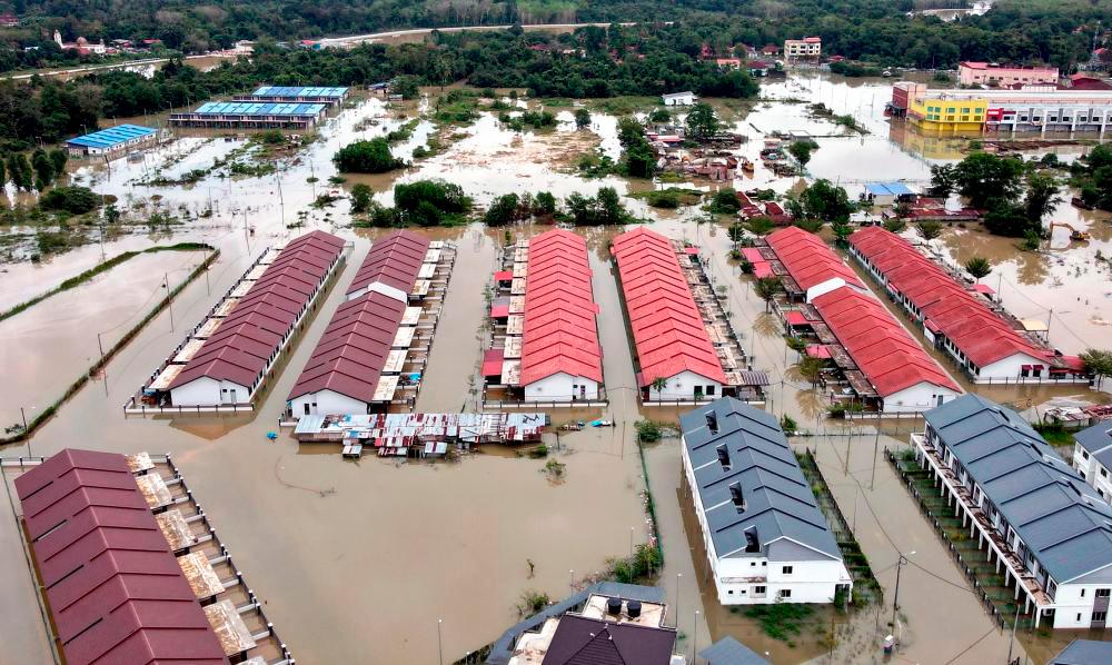 PASIR MAS, Feb 28 -- The flood situation at Prima Housing Park, Lubuk Jong. BERNAMAPIX