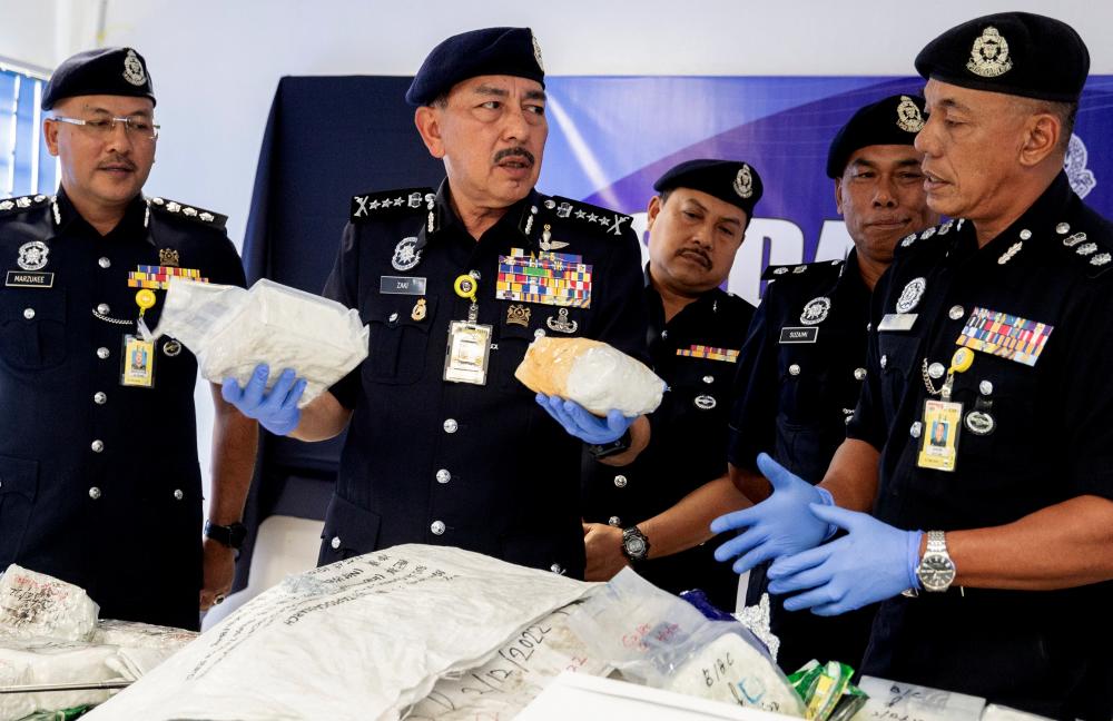 Ketua Polis Kelantan Datuk Muhamad Zaki Harun (dua, kiri) bersama pegawai dan anggotanya menunjukkan rampasan dadah disyaki syabu pada sidang media Ibu Pejabat Polis Daerah (IPD) Kuala Krai pada Dis 3 2022. - BERNAMA