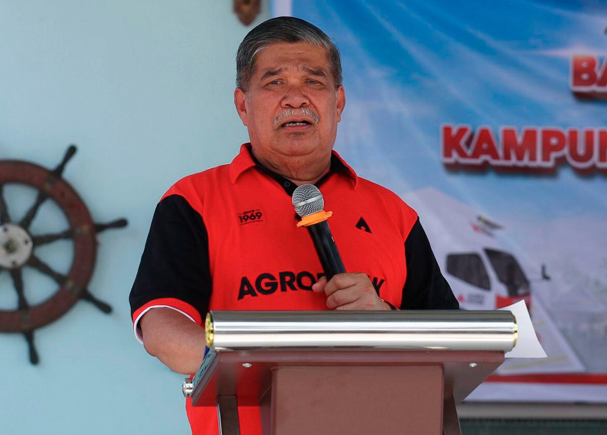 Menteri Pertanian dan Keterjaminan Makanan Datuk Seri Mohamad Sabu berucap pada Majlis Pelancaran Kampung Angkat MADANI di Kampung Pantai Mek Mas hari ini. - BERNAMA