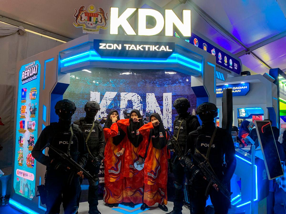 Para pengunjung tidak melepaskan peluang mengambil gambar bersama dengan pasukan taktikal Polis Diraja Malaysia yang julung kali dibawa khas pada Program MADANI Rakyat 2025 Kelantan- BERNAMA