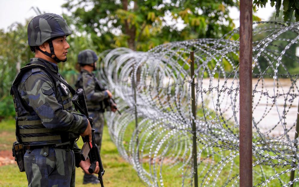 GOF members establish control over the Malaysia-Thailand border to curb the entry of illegal immigrants and smuggling activities at Pok Nik base in Jeram Perdah today. - Bernama