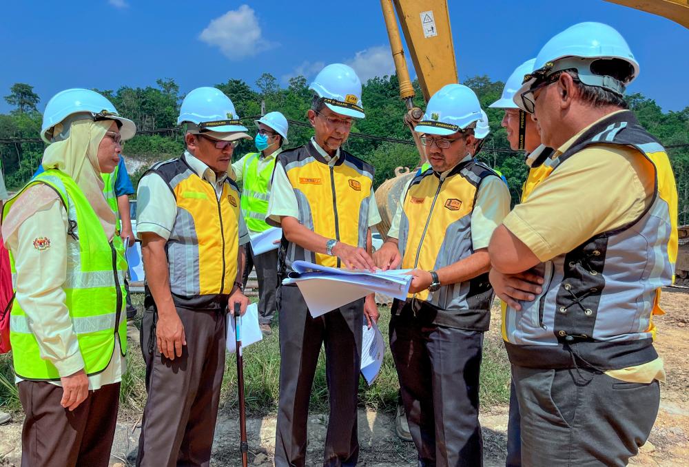 GUA MUSANG, April 14 -- Director General of Public Works Datuk Ir Ahmad Redza Ghulam Rasool (centre) conducted a visit and survey at the construction site of the Lingkaran Tengah Utama (LTU) highway which has covered the entire original road of the Gua Musang-Kuala Krai route today. BERNAMAPIX