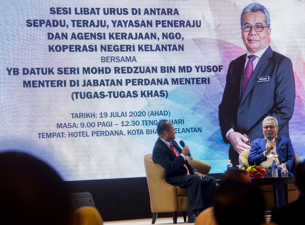 Minister in the Prime Minister’s Department (Special Function) Datuk Seri Mohd Redzuan Yusof (R) answers questions from the public during a session with the Sepadu, Teraju, Yayasan Peneraju and government agencies, non-governmental organisations and Kelantan State Cooperatives today. - Bernama