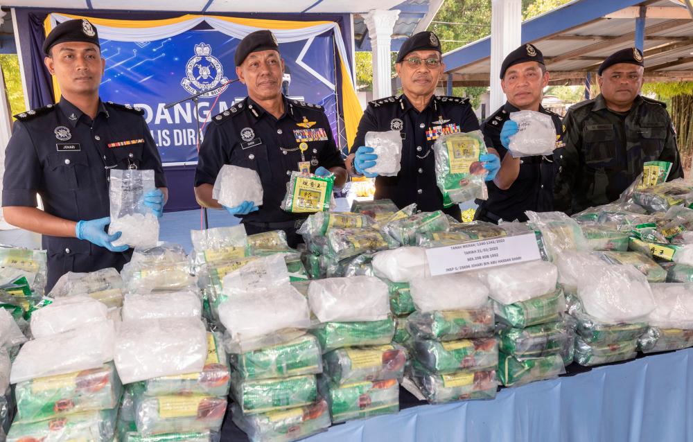 TANAH MERAH, March 22 -- Kelantan Deputy Chief of Police Datuk Azman Ayob (centre) with his officers showing the seizure of drugs suspected to be syabu at a press conference at Tanah Merah District Police Headquarters (IPD) today. BERNAMAPIX