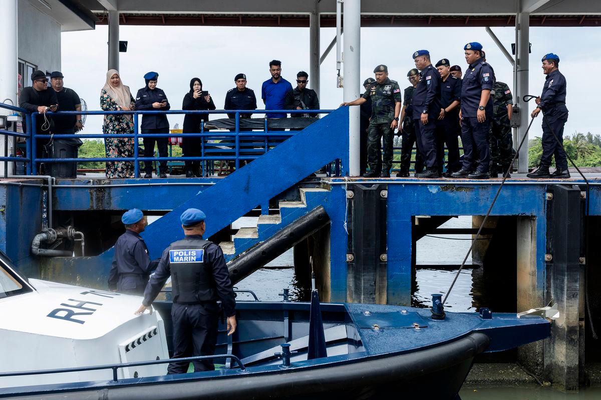 Ketua Polis Kelantan Datuk Mohd Yusuff Mamat berbual bersama anggota polis marin ketika mennjau di beberapa kawasan sempadan Malaysia - Thailand di Jeti Polis Marin Pengkalan Kubor di sini hari ini- BERNAMA