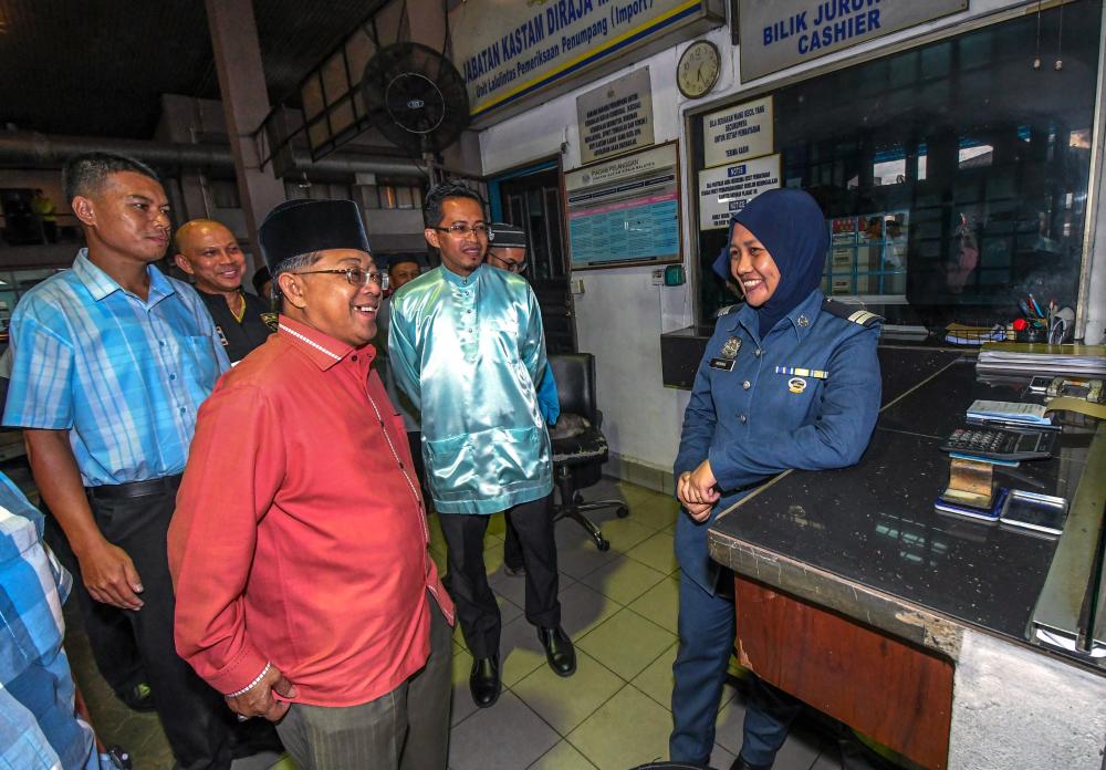 CUEPACS president Datuk Azih Muda (2nd from L) meets with the customs officers working on the at the Rantau Panjang Immigration, Customs, Quarantine and Security Complex (ICQS) on May 13, 2019. - Bernama