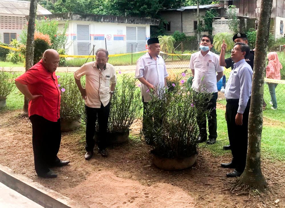 Senior Minister (Education) Dr Mohd Radzi Md Jidin (4th from L) during a visit to Sekolah Kebangsaan Batu Gajah today. - Bernama
