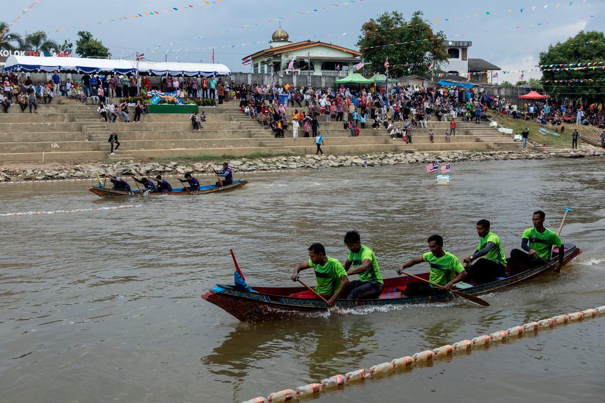 Antara suasana pada pertandingan perahu jokong sempena Pertandingan Perlumbaan Perahu Muhibbah “Thai-Malaysia” di Sungai Golok, Rantau Panjang hari ini - BERNAMA