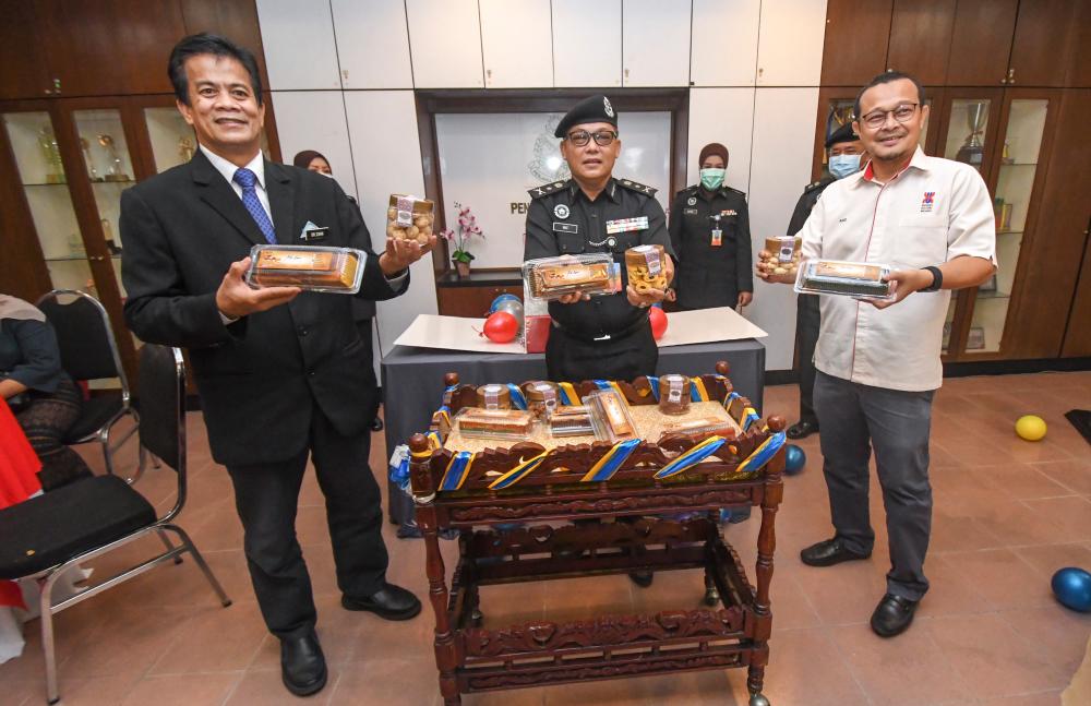 Pengkalan Chepa prison director, senior assistant commissioner Mat Yaacob (C) with UMK Vice-Chancellor Prof Datuk Ts Dr Noor Azizi Ismail (R) and Kelantan Health Director Datuk Dr Zaini Hussin (L) attend the launching of the Pengkalan Chepa Prison’s Raya cookies package labelling ceremony in Kota Baru today. - Bernama