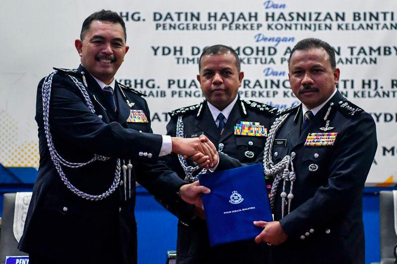 Timbalan Ketua Polis Negara Datuk Seri Ayob Khan Mydin Pitchay (tengah) menyaksikan penyerahan dokumen daripada Pemangku Ketua Polis Kelantan Mohd Ali Tamby (kiri) kepada Ketua Polis Kelantan yang baharu Datuk Mohd Yusoff Mamat pada Majlis Serah dan Terima Tugas di Ibu Pejabat Polis Kontinjen (IPK) Kelantan hari ini. - fotoBERNAMA