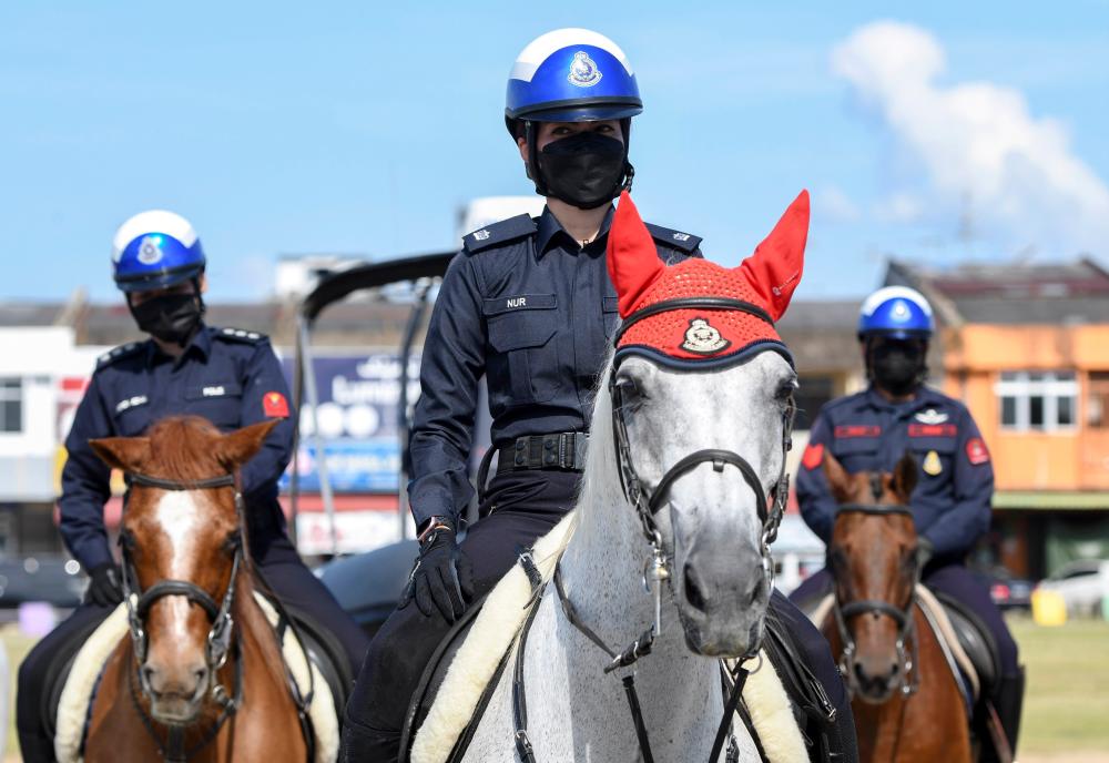 PASIR MAS, 31 Mac -- Sebahagian unit berkuda Pasukan Simpanan Persekutuan (FRU) Polis Diraja Malaysia (PDRM) turut digunakan bagi membantu operasi ronda mencegah penyeludupan sempadan negara pada Majlis Memperkasakan Kawalan Sempadan Negara di Pekan Rantau Panjang hari ini. BERNAMAPIX