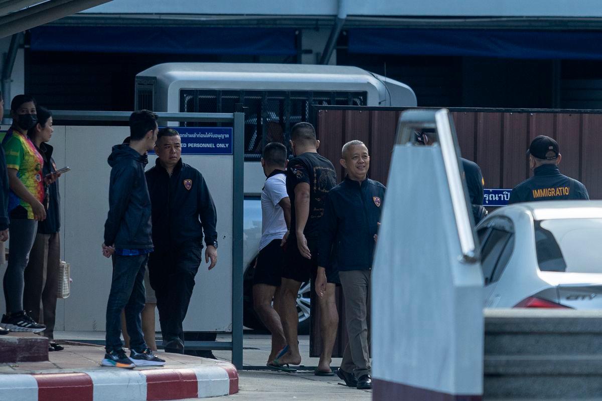Sebuah trak yang dipercayai membawa enam rakyat Malaysia dilihat tiba di pekarangan Pejabat Imigresen Sungai Golok kira-kira pukul 5 petang waktu tempatan, hari ini - fotoBERNAMA