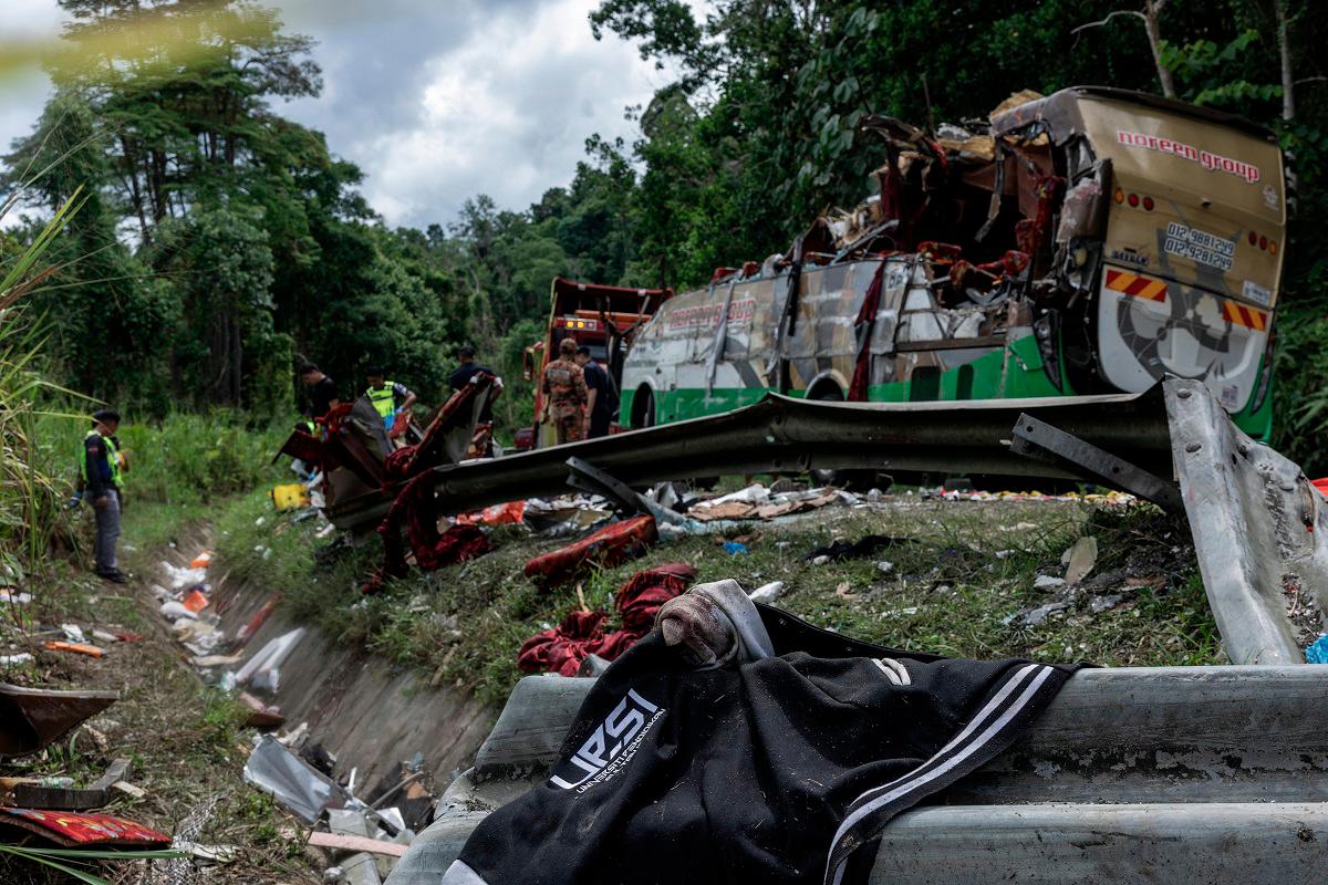 The situation at the scene of the accident that claimed the lives of 15 individuals at KM53 of the East-West Highway (JRTB) near Gerik, yesterday. - Bernama pic