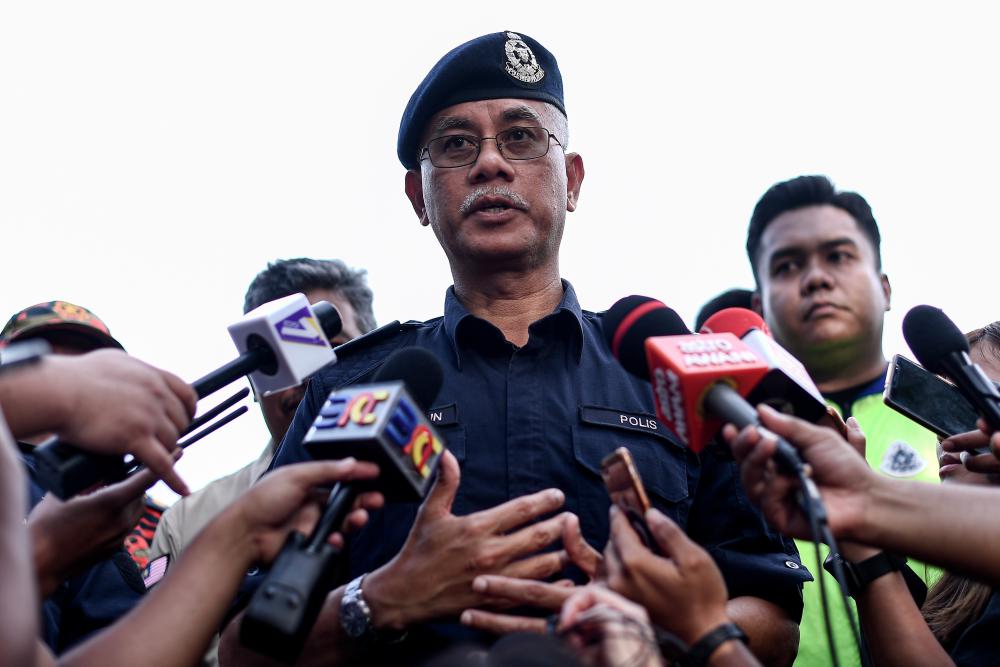 Kelantan Police chief Datuk Hasanuddin Hassan addressing the press at Dewan Felda Aring 10. — Bernama