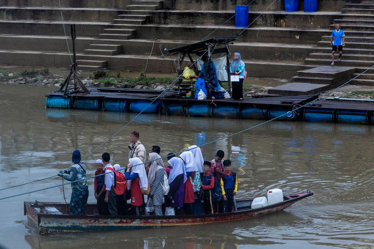 Gambar Hiasan sahaja - Filefoto: Pelajar-pelajar sekolah menggunakan laluan pangkalan haram untuk menyeberangi sempadan Malaysia-Thailand - BERNAMA