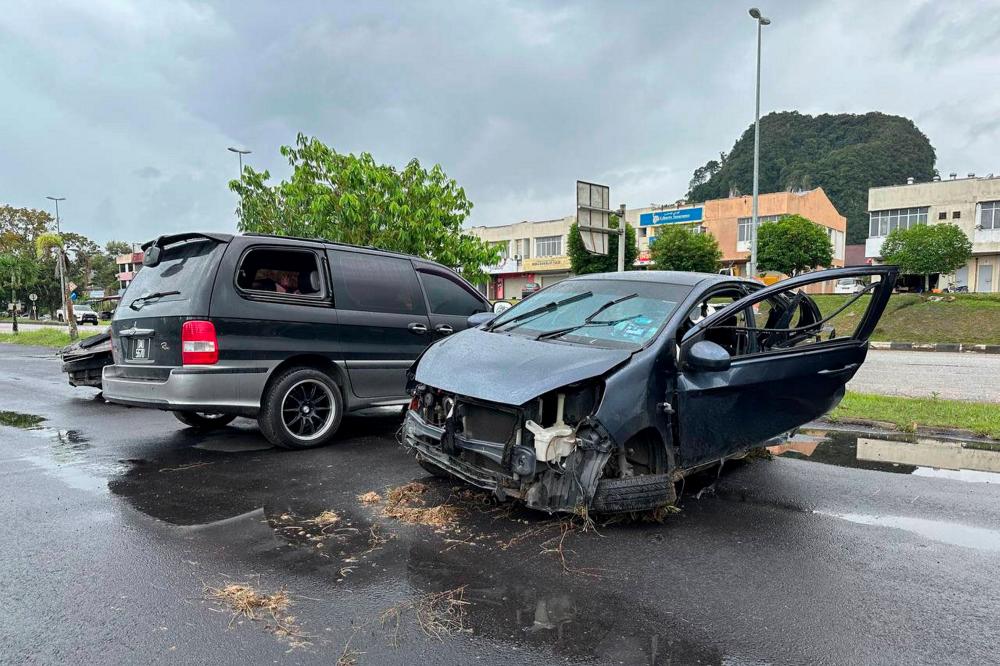 Keadaan sebuah kereta Perodua Axia yang terlibat dalam kemalangan membabitkan dua buah kereta di Kilometer (KM) 35, Jalan Gua Musang-Kuala Krai, di sini kira-kira jam 12.40 pagi tadi di Ibu Pejabat Polis Daerah (IPD) Gua Musang pada Jan 20 2023 - BERNAMA