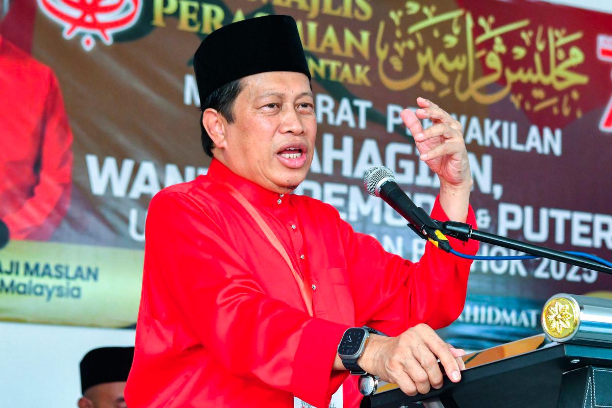 Ahli Majlis Kerja Tertinggi UMNO Datuk Seri Ahmad Maslan menyampaikan ucapan padamajlis perasmian Mesyuarat Perwakilan UMNO Bachok 2025 di Dewan Damai Ry, Kampung Teratak Pulai hari ini. - fotoBERNAMA