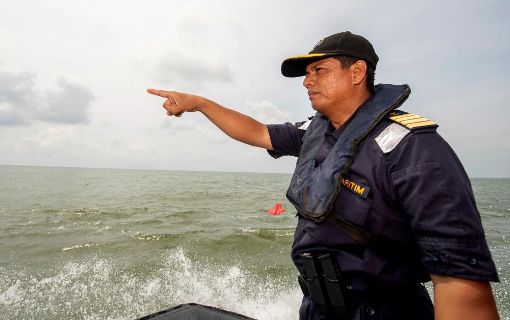 Pengarah Maritim Negeri Kelantan (APMM) Kepten Muhd Nur Syam Asmawie Yaacob ketika menyertai operasi mencari dan menyelamat dua lagi mangsa dalam tragedi bot terbalik dan karam Isnin lepas menggunakan Bot Kilat di perairan Kemasin semalam. — Bernama