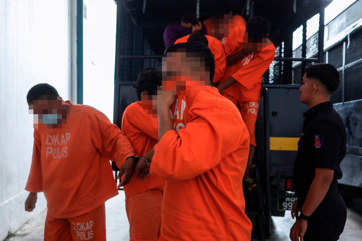Lapan individu termasuk seorang wanita yang ditahan kerana disyaki menculik seorang lelaki di Pasir Puteh disambung reman selama dua hari bermula esok. - BERNAMA