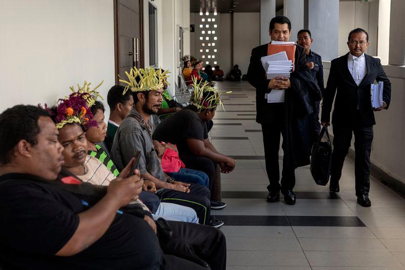 Penduduk Orang Asli dari Kampung Kelaik, Gua Musang hadir ke Mahkamah Tinggi Kota Bharu hari ini bagi mengikuti prosiding perbicaraan hari kedua kes tuntutan saman sivil oleh mereka terhadap 14 entiti termasuk Kerajaan Kelantan. - fotoBERNAMA