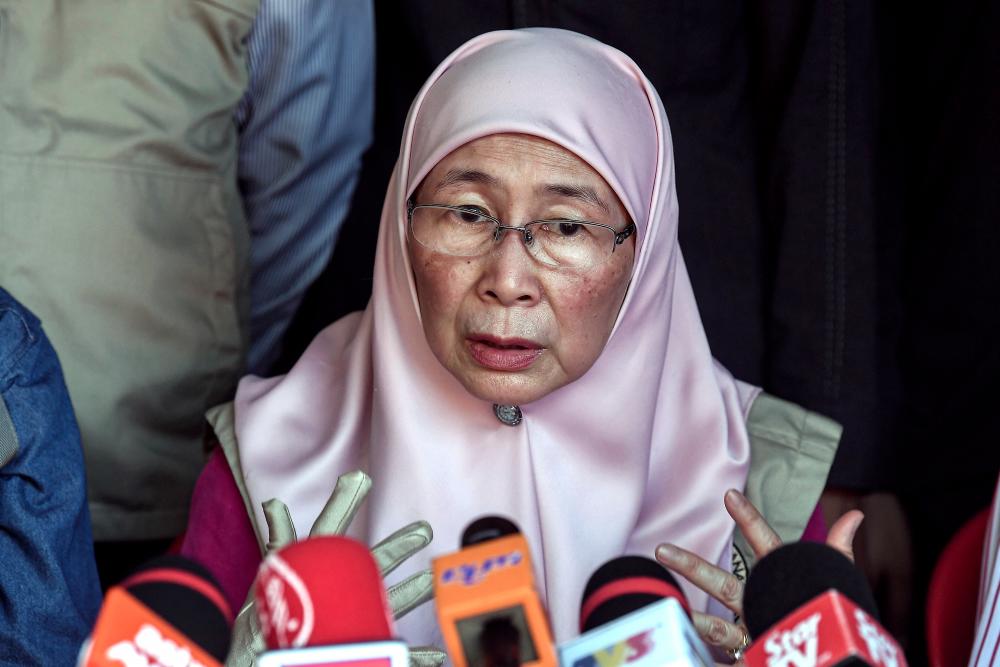 Deputy Prime Minister Datuk Seri Dr Wan Azizah Wan Ismail gives a press conference after being briefed about the situation surrounding the pneumonia outbreak among the Orang Asli of the Batek Tribe at Dewan Felda Aring 10. — Bernama
