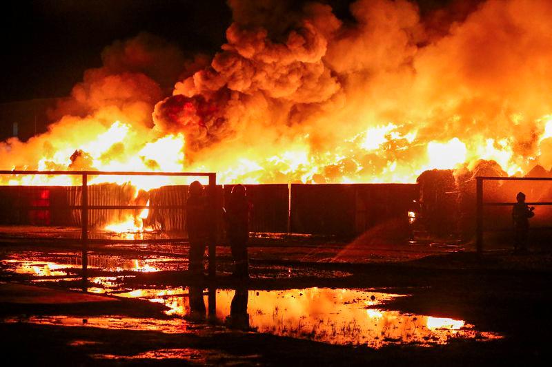 Keadaan kebakaran sebuah kilang kitar semula di Jalan Padang Tembak, Kawasan Perindustrian Pengkalan Chepa- fotoBERNAMA