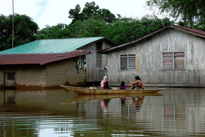 73 families in Hilir Perak were evacuated to a relief centre - BERNAMApix