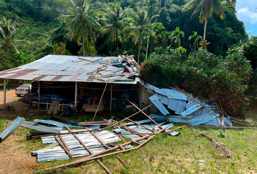 KUALA KRAI, March 28 -- The condition of the house of Hasmah Awang Kechik (left) who suffered damage to the kitchen roof after a storm while preparing to break the fast, yesterday afternoon. BERNAMAPIX