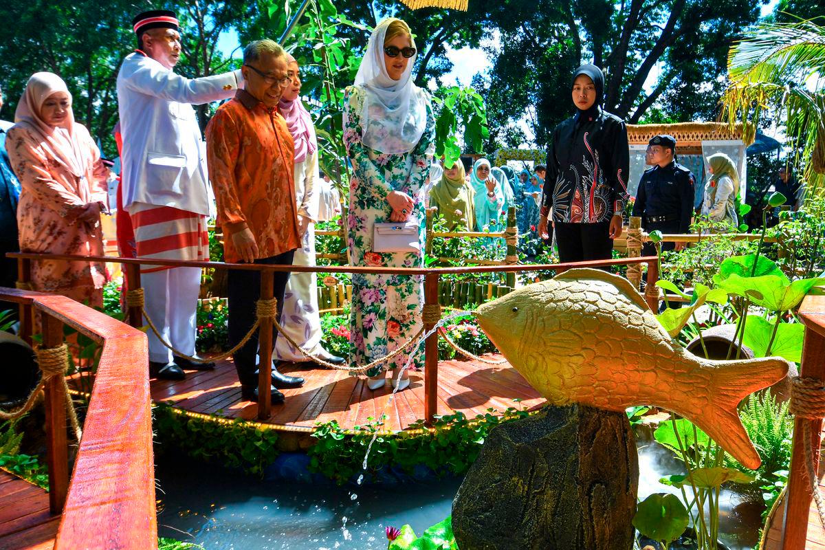 Sultanah Kelantan, Sultanah Nur Diana Petra Abdullah (dua, kanan) berkenan melawat hiasan landskap pada Perasmian Pesta Flora Negeri Kelantan 2025 di Taman Perbandaran Tengku Anis, Tanjung Chat hari ini - fotoBERNAMA