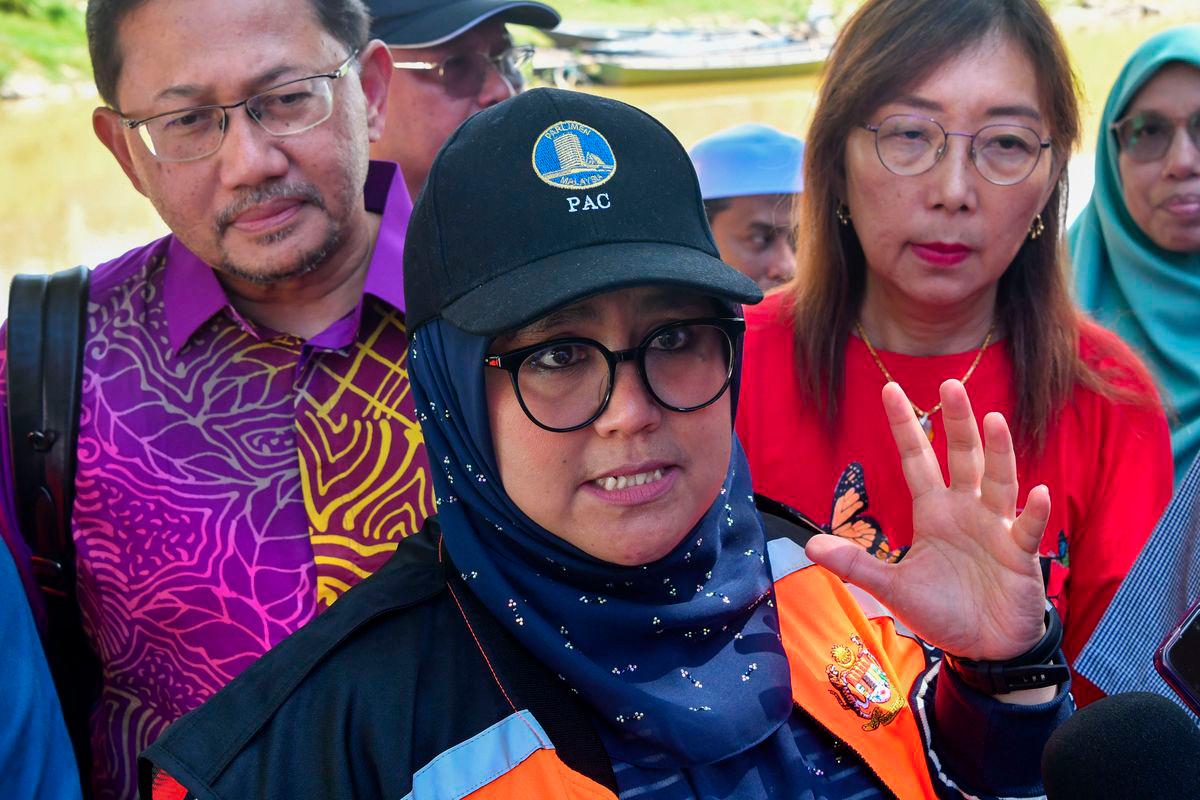 Pengerusi Jawatankuasa Kira-Kira Wang Negara (PAC) Datuk Mas Ermieyati Samsudin ditemui pemberita selepas meninjau pangkalan haram MCA dan Syed Agil di Rantau Panjang hari ini. - fotoBERNAMA