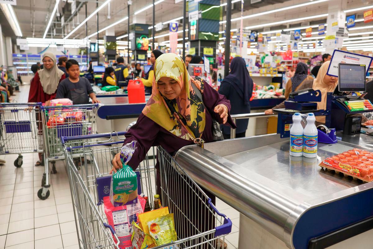 Orang ramai membeli keperluan harian menggunakan bantuan Sumbangan Asas Rahmah (SARA) ketika tinjauan di Pasaraya Mydin Tunjong semalam. - BERNAMA