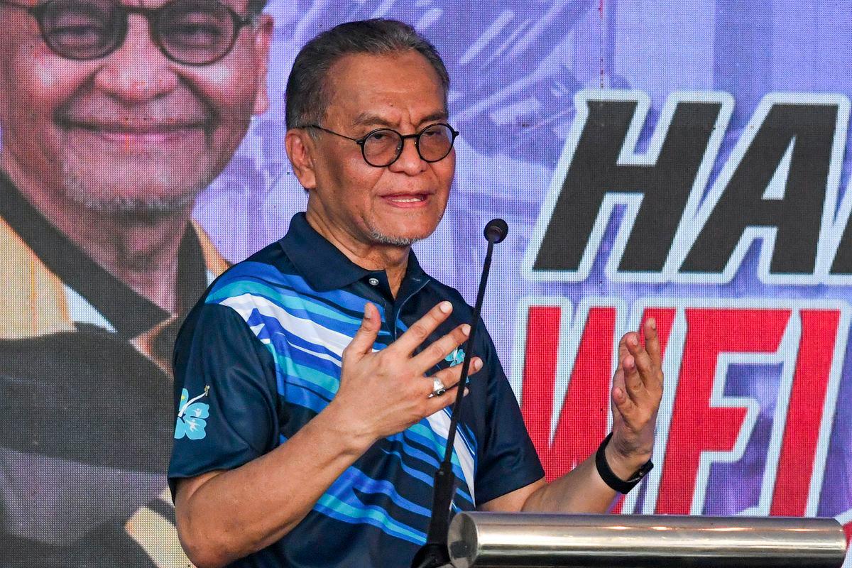 Menteri Kesihatan Datuk Seri Dr Dzulkefly Ahmad menyampaikan ucapan pada Majlis Perasmian Hari Terbuka Wellness Hub Kelantan di Pengkalan Chepa hari ini. - fotoBERNAMA