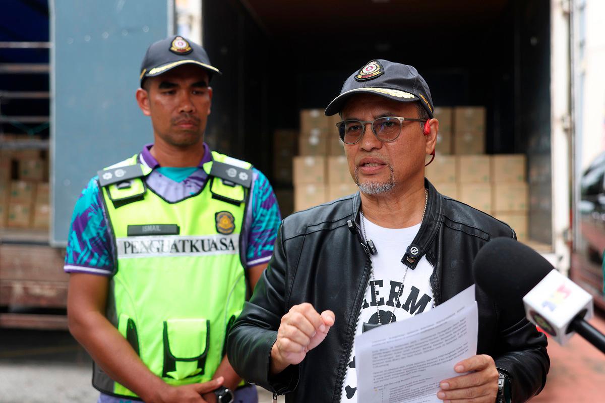 Kelantan KPDN director Azman Ismail. - BERNAMApix