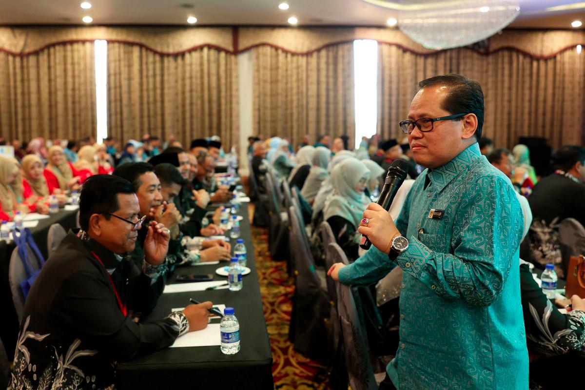 Ketua Pengarah Pendidikan Dr Mohd Azam Ahmad ketika berucap pada Persidangan Kebangsaan Pengurusan Pendidikan Pengetua Sekolah Malaysia kali ke -63 di sini hari ini. - fotoBERNAMA
