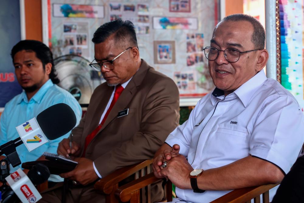 Pengarah Pendidikan Jabatan Pendidikan Negeri (JPN) Kelantan, Datuk Mohd Zamri Abdul Aziz ketika bercakap pada sidang media pada hari pertama pembukaan sekolah sesi 2024/2025 di Sekolah Kebangsaan Ismail Petra I hari ini. - fotoBERNAMA