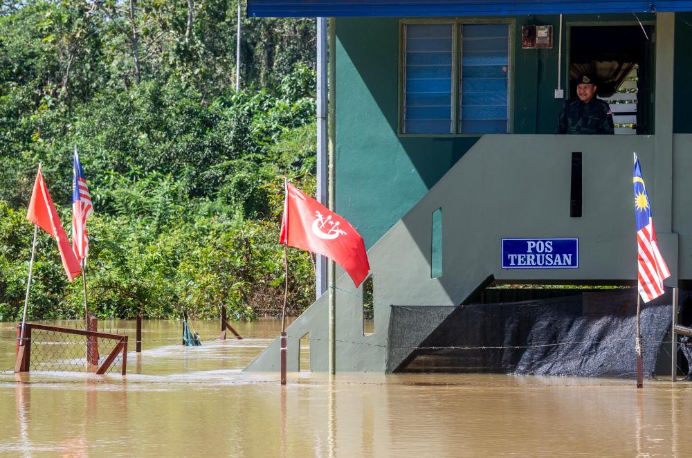 PASIR MAS , 20 Dis -- Pos Kawalan PGA Pos Terusan telah dinaiki air sungai Golok ketika tinjauan di Kampung Tersang Rantau Panjang hari ini.Banjir yang melanda Kelantan sejak Jumaat lepas di jajahan Kuala Krai, Gua Musang, Pasir Mas, Tanah Merah dan Jeli, dijangka pulih sepenuhnya minggu ini berikutan beberapa sungai utama menunjukkan trend penurunan paras air.-- fotoBERNAMA