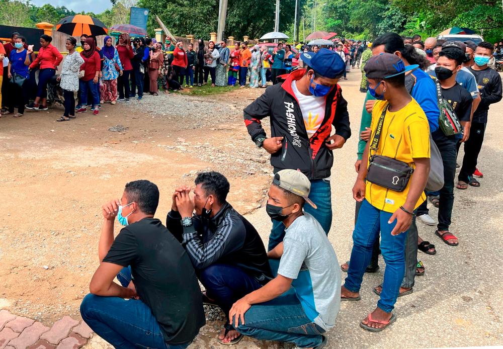 GUA MUSANG, 19 Nov -- Some of the Orang Asli residents lined up to vote for their candidates for the Gua Musang Parliament P032 at the Kuala Betis National School Voting Center in conjunction with the 15th General Election today. BERNAMAPIX