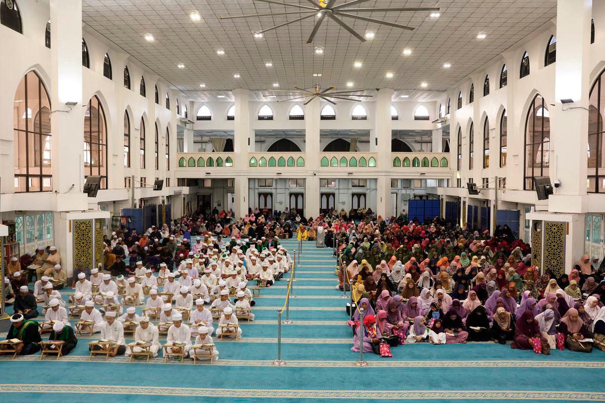 The participants, consisting of tahfiz students and members of the public, are reading the Quran while taking part in the Malaysia #QuranHour 2025 Programme at Masjid Jamek Al-Sultan Ismail Petra today. - BERNAMA