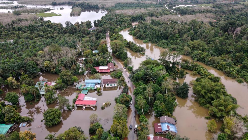 PASIR MAS, Dec 15 -- The condition of Kampung Tersang in Rantau Panjang, which is still inundated by floods, was pondering during today’s survey. BERNAMAPIX