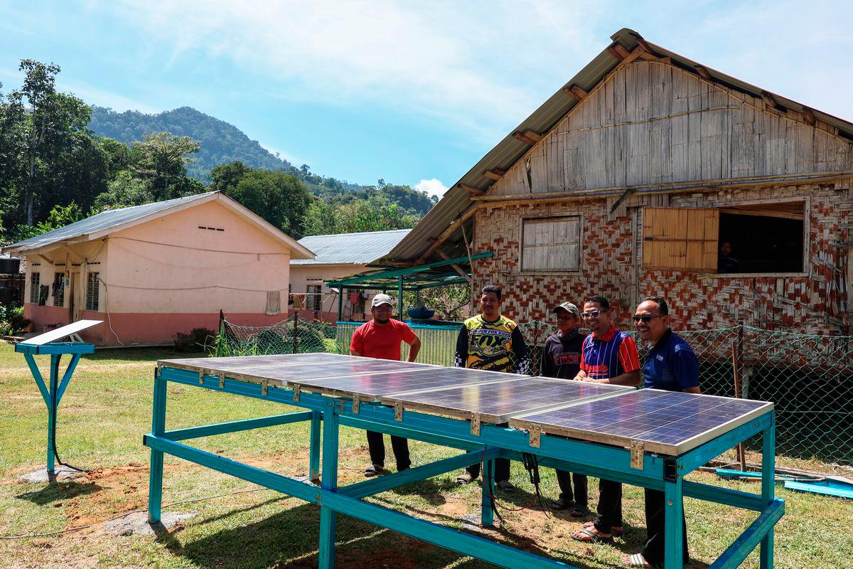 Ahli Dewan Undangan Negeri (ADUN) Nenggiri Mohd Azmawi Fikri Abdul Ghani (dua, kiri) bersama wakil Tenaga Nasional Berhad Power Generation Sdn Bhd (TNB Genco) dan pemimpin Orang Asli meninjau peranti internet satelit berkelajuan tinggi Starlink dan sistem solar yang siap dipasang di Kampung Gob, Pos Gob, Gua Musang. - BERNAMA