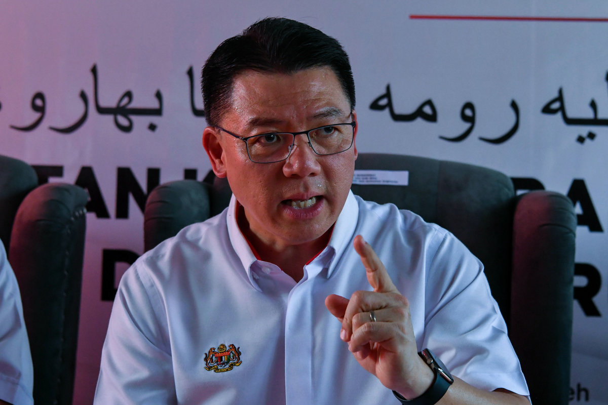 Menteri Perumahan dan Kerajaan Tempatan Nga Kor Ming menjawab pertanyaan pemberita pada Program Sentuhan Kasih Kementerian Perumahan dan Kerajaan Tempatan (KPKT) di Kampung Baru Cina hari ini. - Bernama