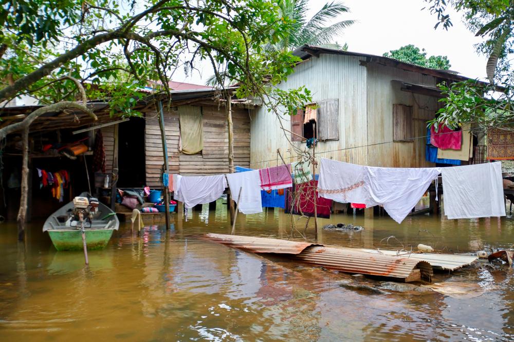 Sebahagian rumah penduduk yang masih digenangi banjir ketika tinjauan Kampung Tersang, Rantau Panjang pada Dis 26 2022. - fotoBERNAMA