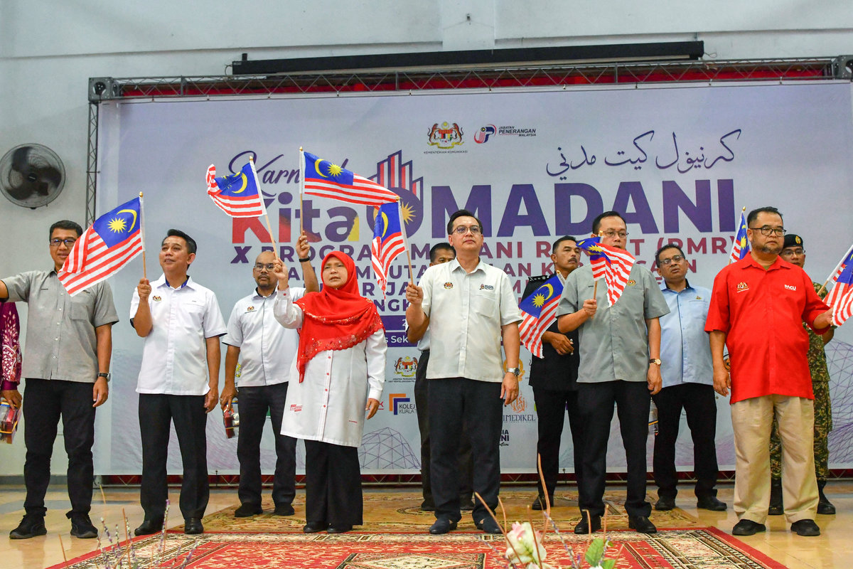 Deputy Secretary-General (Strategic Communications and Creative Industry) of the Ministry of Communications, Nik Kamaruzaman Nik Husin (centre), waves the Jalur Gemilang during the opening ceremony of the Kita MADANI Carnival X MADANI Rakyat Programme (PMR) and the 2025 Kelantan State-level National Month and Fly the Jalur Gemilang Celebration at the Kota Bharu School Complex. – BERNAMA