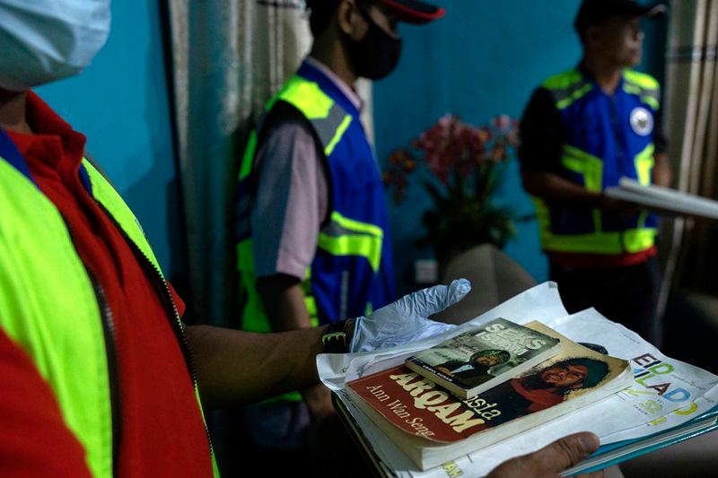Anggota Polis Diraja Malaysia (PDRM) dan Jabatan Hal Ehwal Agama Islam Negeri Kelantan (JAHEAIK) merampas barangan perhiasan, termasuk buku-buku ajaran sesat dan dokumen berkaitan GISB Holdings (GISBH), dalam serbuan di tiga buah rumah yang dipercayai menjadi penempatan keluarga pengurusan tertinggi GISB Holdings (GISBH) di Kampung Panji, Kota Bharu hari ini. - fotoBERNAMA