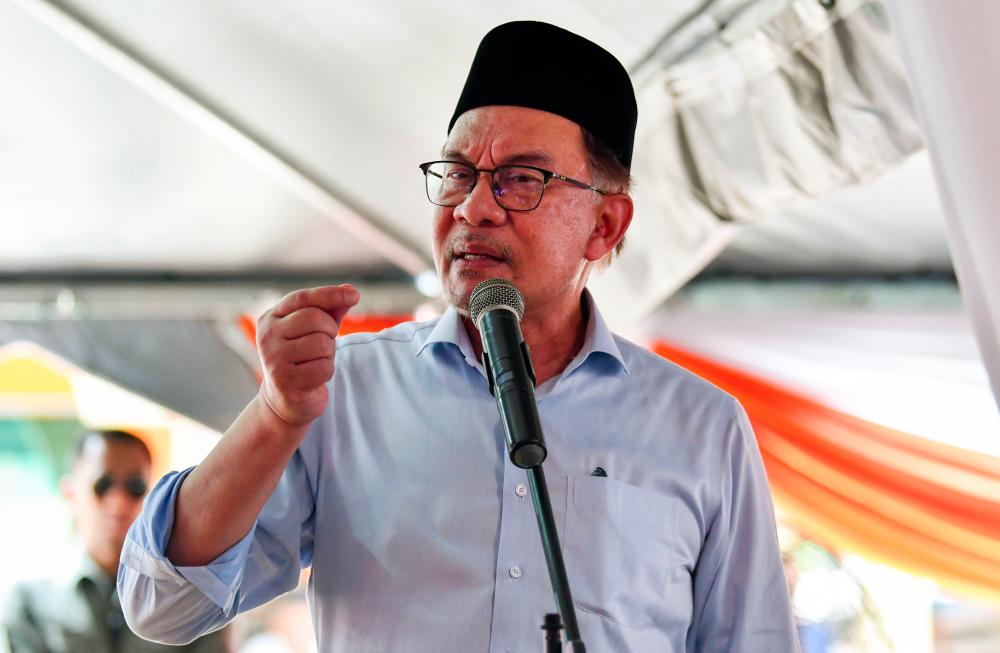 GUA MUSANG, 23 Julai -- Perdana Menteri Datuk Seri Anwar Ibrahim menyampaikan ucapan pada Program Sentuhan MADANI Felda Daerah Gua Musang di Masjid Al-Ghufran, Chiku 5/6 hari ini. - fotoBERNAMA