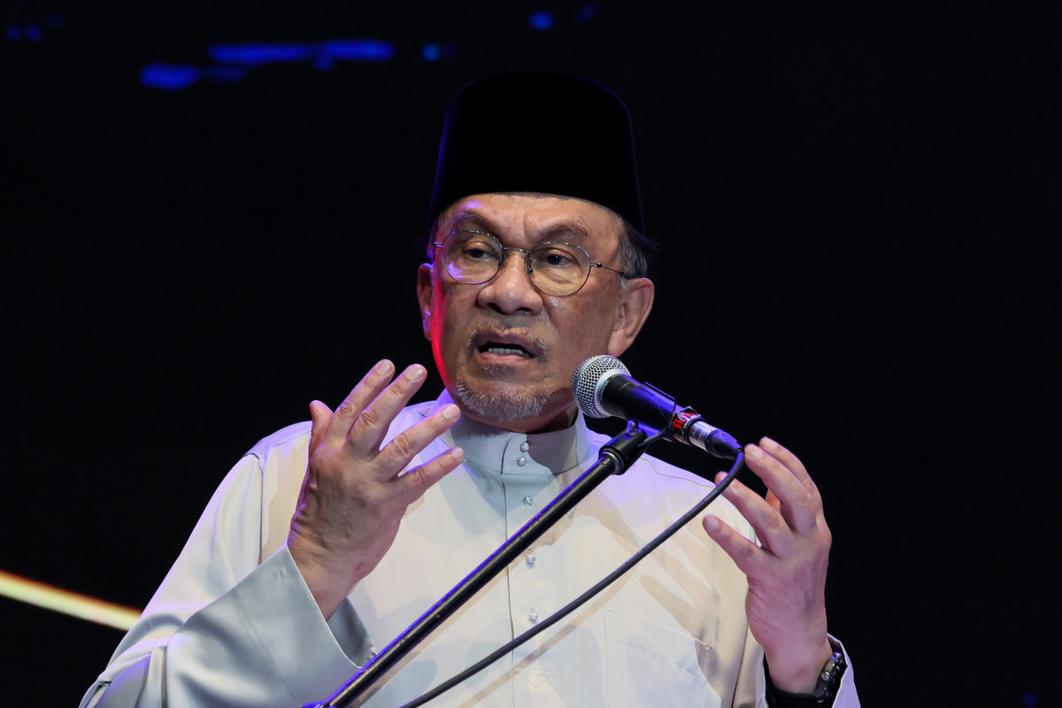 Prime Minister Datuk Seri Anwar Ibrahim delivers a speech at the launch of the *Rancakkan MADANI Kelantan State Programme* and the rollout of the *Aku Kasih Malaysia* Programme at the USM Health Campus in Kubang Kerian, today. – BERNAMA