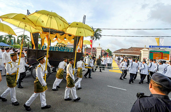 The remains of Sultan Ismail Petra being ferrried from Istana Balai Besar to the Langgar Royal Mausoleum by a special vehicle drawn by 50 personnel from the Malaysian Armed Forces (ATM) and the Royal Malaysia Police (PDRM) today. — Bernama