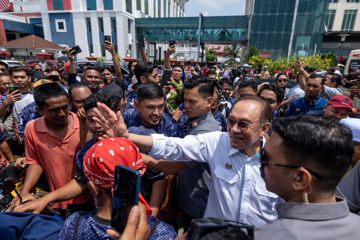 Perdana Menteri Datuk Seri Anwar Ibrahim ketika hadir pada Program MADANI Rakyat (PMR) 2025 Kelantan yang berlangsung di pekarangan Stadium Sultan Muhammad IV, hari ini- BERNAMA