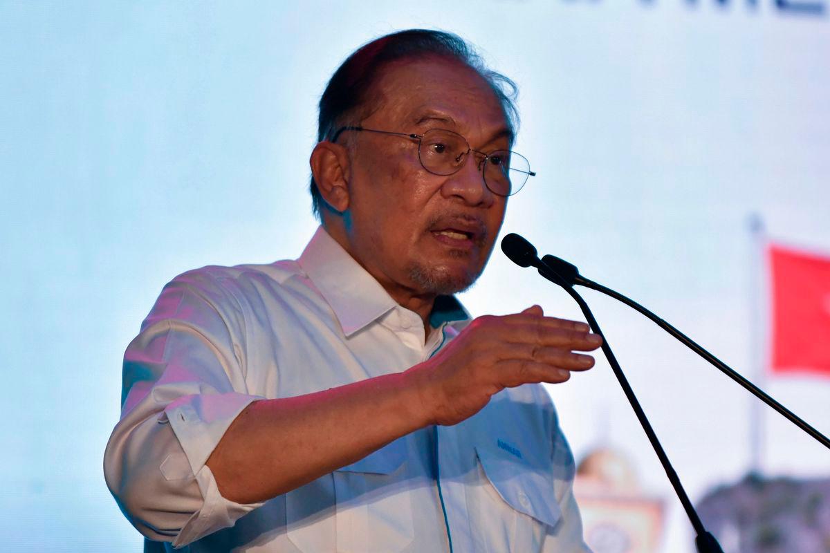 Perdana Menteri Datuk Seri Anwar Ibrahim berucap pada Majlis Penutup Program MADANI Rakyat (PMR) 2025 Kelantan di pekarangan Stadium Sultan Muhammad IV hari ini - BERNAMA